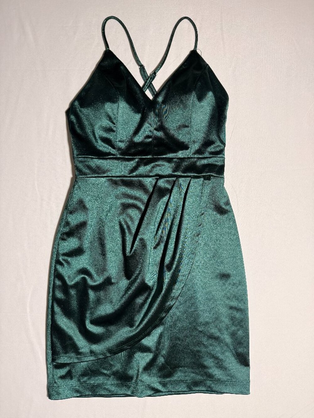 Pearl Culture Emerald Juniors' V-Neck Strap-Back Mini Dress Size S